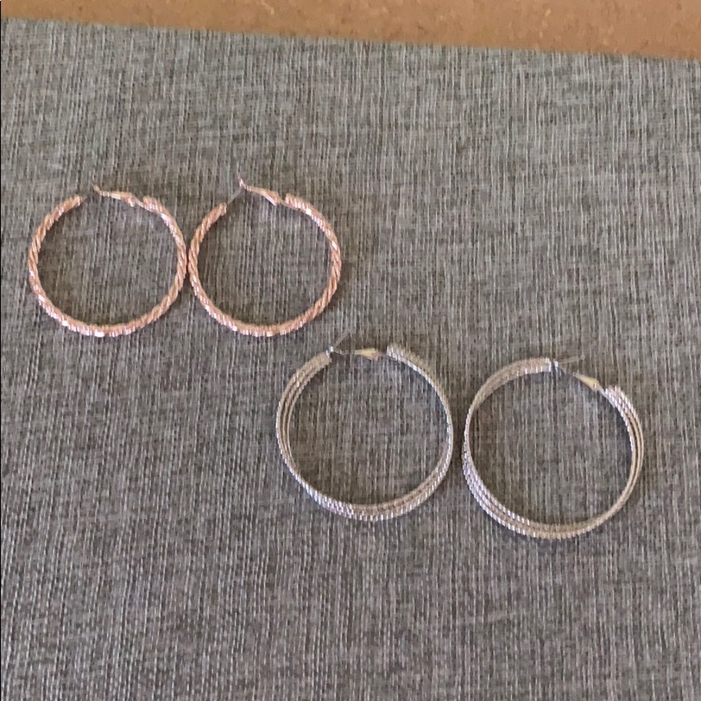 2 Pair of hoop earrings rose gold and silver tones